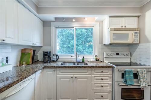 498 Sparling Crescent, Burlington, ON - Indoor Photo Showing Kitchen With Double Sink