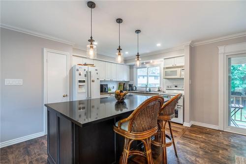 498 Sparling Crescent, Burlington, ON - Indoor Photo Showing Kitchen With Upgraded Kitchen