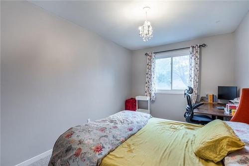 498 Sparling Crescent, Burlington, ON - Indoor Photo Showing Bedroom