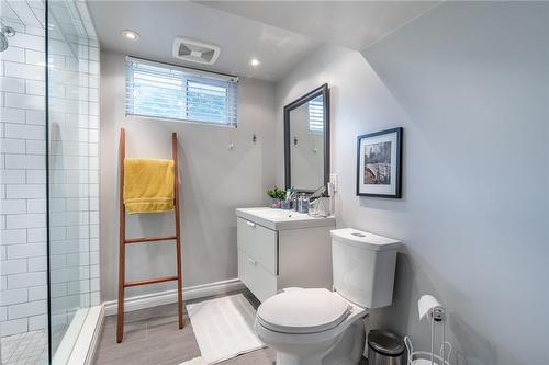 498 Sparling Crescent, Burlington, ON - Indoor Photo Showing Bathroom