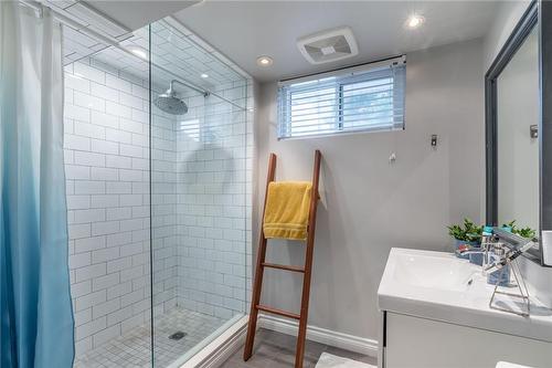 498 Sparling Crescent, Burlington, ON - Indoor Photo Showing Bathroom