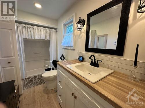 3 piece main bathroom off of primary bedroom - 9 Shoreline Road, Johnstown, ON - Indoor Photo Showing Bathroom