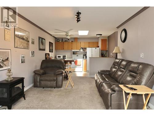 5852 Airport Street Unit# 6, Oliver, BC - Indoor Photo Showing Living Room