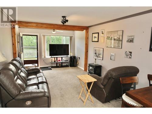 5852 Airport Street Unit# 6, Oliver, BC - Indoor Photo Showing Living Room