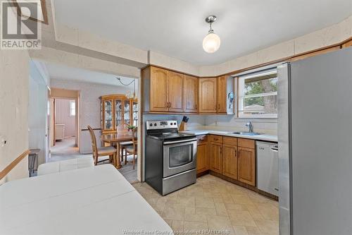 4015 Dougall Avenue, Windsor, ON - Indoor Photo Showing Kitchen