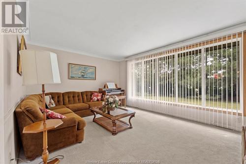 4015 Dougall Avenue, Windsor, ON - Indoor Photo Showing Living Room