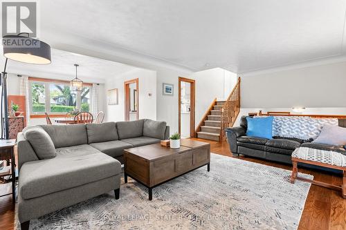 9 Hilts Drive, Hamilton, ON - Indoor Photo Showing Living Room