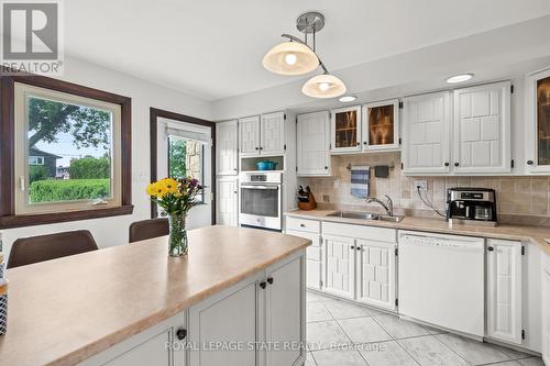 9 Hilts Drive, Hamilton, ON - Indoor Photo Showing Kitchen