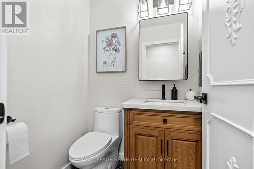 9 Hilts Drive, Hamilton, ON - Indoor Photo Showing Bathroom