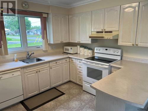 220 Pine St W, Temiskaming Shores, ON - Indoor Photo Showing Kitchen