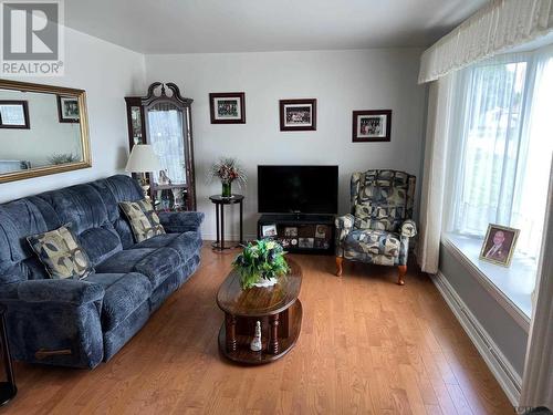 220 Pine St W, Temiskaming Shores, ON - Indoor Photo Showing Living Room