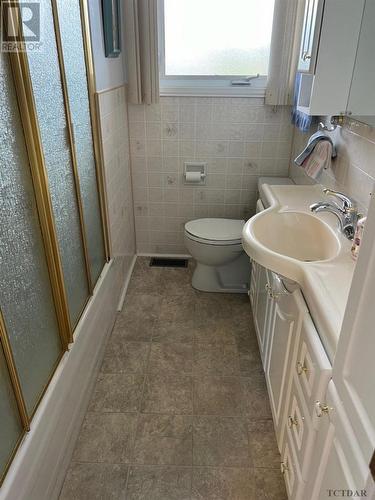220 Pine St W, Temiskaming Shores, ON - Indoor Photo Showing Bathroom