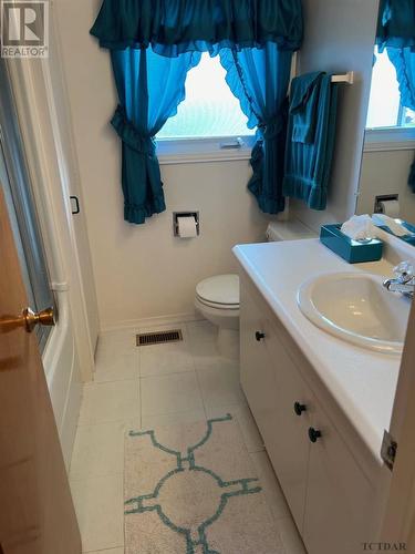 220 Pine St W, Temiskaming Shores, ON - Indoor Photo Showing Bathroom