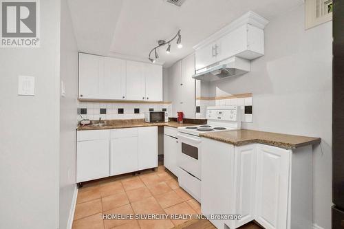 4 Napa Valley Crescent, Brampton, ON - Indoor Photo Showing Kitchen