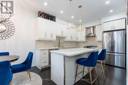 9 Upper Canada Court N, Halton Hills, ON - Indoor Photo Showing Kitchen With Upgraded Kitchen