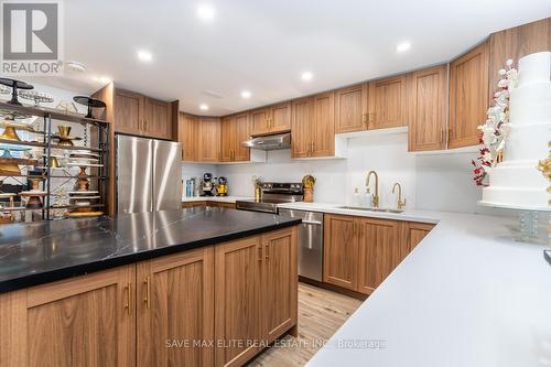 9 Upper Canada Court N, Halton Hills, ON - Indoor Photo Showing Kitchen With Upgraded Kitchen