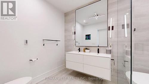 129 Beaconsfield Avenue, Toronto, ON - Indoor Photo Showing Bathroom