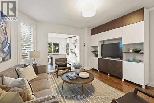 7 Murdock Avenue, Toronto, ON - Indoor Photo Showing Living Room