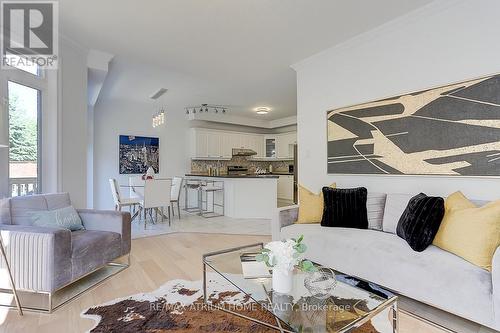 45 Shoshana Drive, Richmond Hill, ON - Indoor Photo Showing Living Room