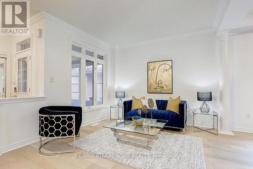 45 Shoshana Drive, Richmond Hill, ON - Indoor Photo Showing Living Room