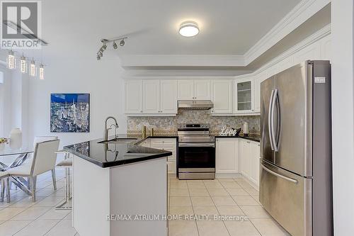 45 Shoshana Drive, Richmond Hill, ON - Indoor Photo Showing Kitchen With Upgraded Kitchen