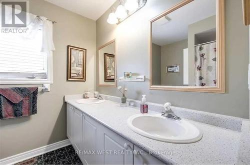 23 Sunset Ridge, Vaughan, ON - Indoor Photo Showing Bathroom