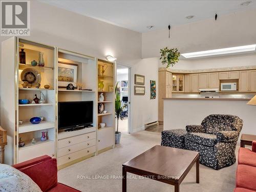 8 - 689 Whitaker Street, Peterborough, ON - Indoor Photo Showing Living Room