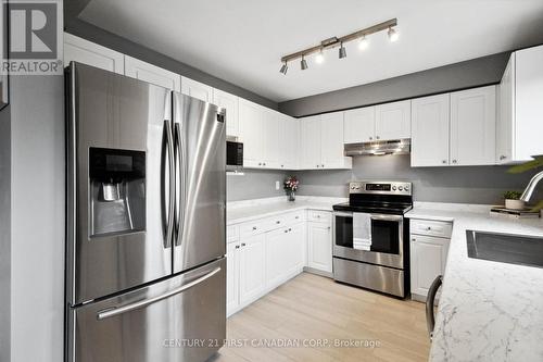 493 Exmouth Circle, London, ON - Indoor Photo Showing Kitchen With Stainless Steel Kitchen