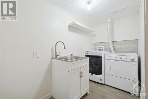 423 Kintyre Private, Ottawa, ON - Indoor Photo Showing Laundry Room