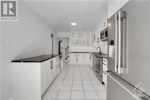 194 Mccurdy Drive, Ottawa, ON - Indoor Photo Showing Kitchen With Upgraded Kitchen