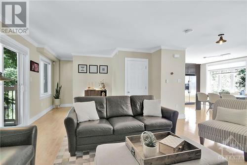 365 Greenwood Avenue, Ottawa, ON - Indoor Photo Showing Living Room