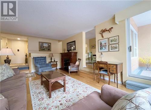 Living Room - 373 Laurier Avenue Unit#204, Ottawa, ON - Indoor Photo Showing Living Room