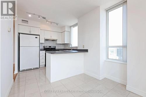 3605 - 23 Hollywood Avenue, Toronto, ON - Indoor Photo Showing Kitchen