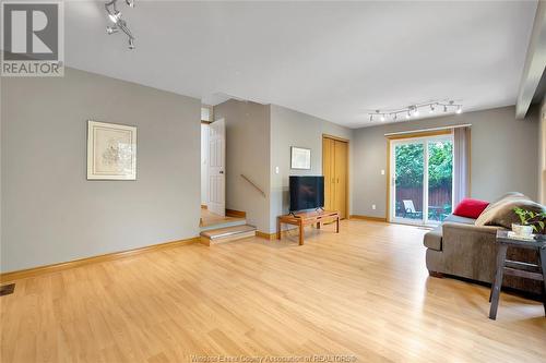 281 Villaire Avenue, Windsor, ON - Indoor Photo Showing Living Room