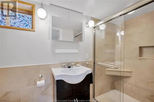 281 Villaire Avenue, Windsor, ON - Indoor Photo Showing Bathroom