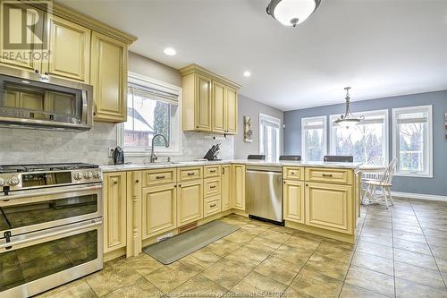 115 Fescue, Amherstburg, ON - Indoor Photo Showing Kitchen With Upgraded Kitchen