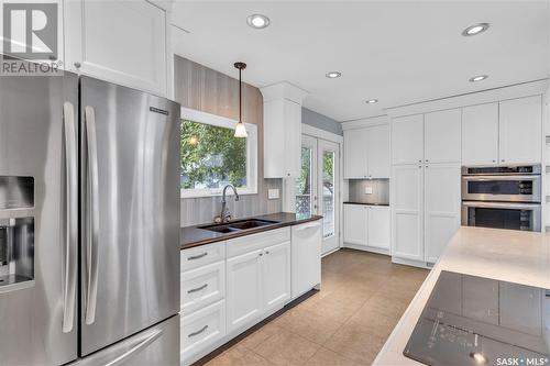 418 7Th Street E, Saskatoon, SK - Indoor Photo Showing Kitchen With Double Sink With Upgraded Kitchen