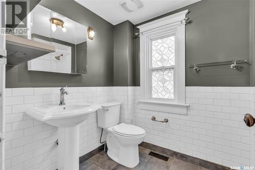 418 7Th Street E, Saskatoon, SK - Indoor Photo Showing Bathroom