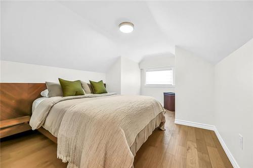 279 Province Street S, Hamilton, ON - Indoor Photo Showing Bedroom