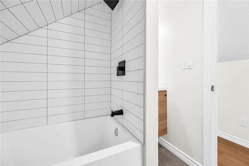 279 Province Street S, Hamilton, ON - Indoor Photo Showing Bathroom