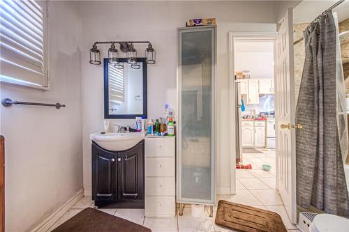 171 Bay Street S, Hamilton, ON - Indoor Photo Showing Bathroom