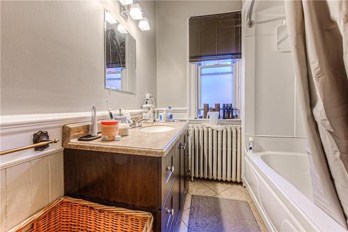 171 Bay Street S, Hamilton, ON - Indoor Photo Showing Bathroom