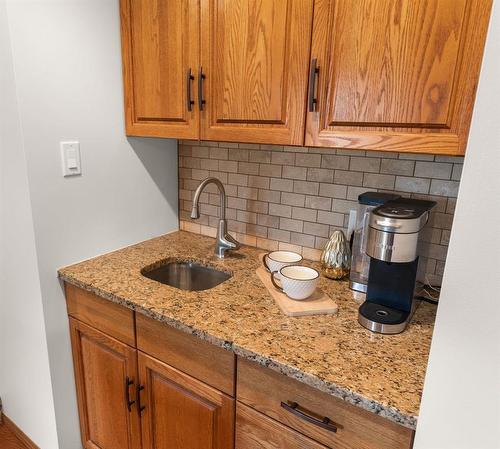 10 White Pine Place, Winnipeg, MB - Indoor Photo Showing Kitchen