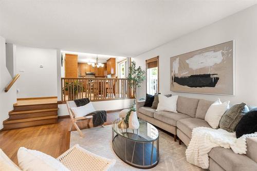 10 White Pine Place, Winnipeg, MB - Indoor Photo Showing Living Room