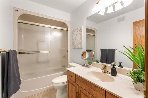 10 White Pine Place, Winnipeg, MB - Indoor Photo Showing Bathroom