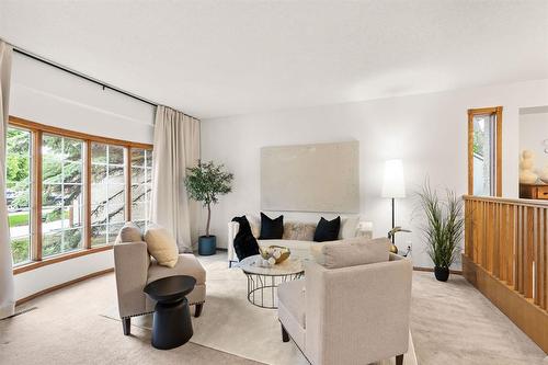 10 White Pine Place, Winnipeg, MB - Indoor Photo Showing Living Room