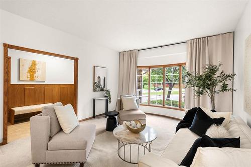 10 White Pine Place, Winnipeg, MB - Indoor Photo Showing Living Room