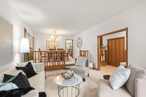 10 White Pine Place, Winnipeg, MB - Indoor Photo Showing Living Room