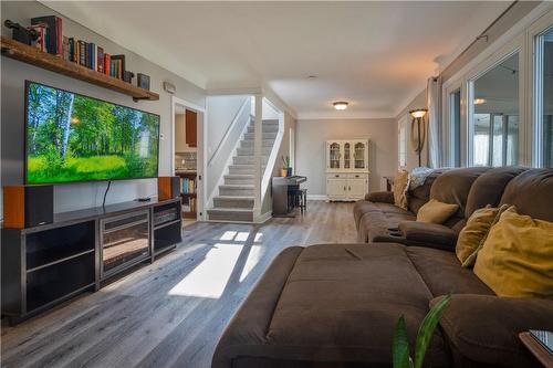 338 Inverness Avenue E, Hamilton, ON - Indoor Photo Showing Living Room
