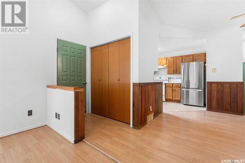 406 Armstrong Crescent, Saskatoon, SK - Indoor Photo Showing Kitchen